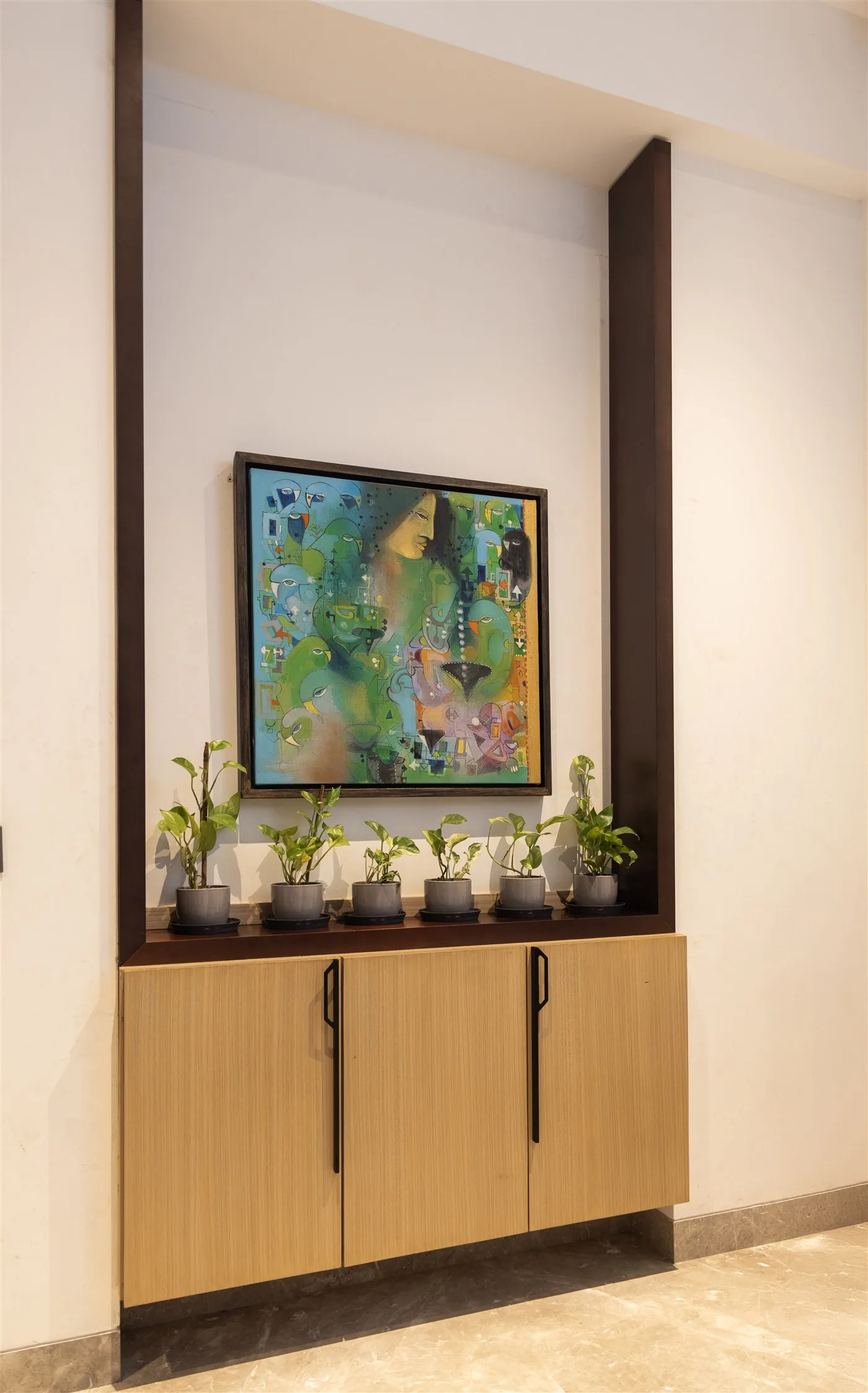 Entrance console with display niche and planters