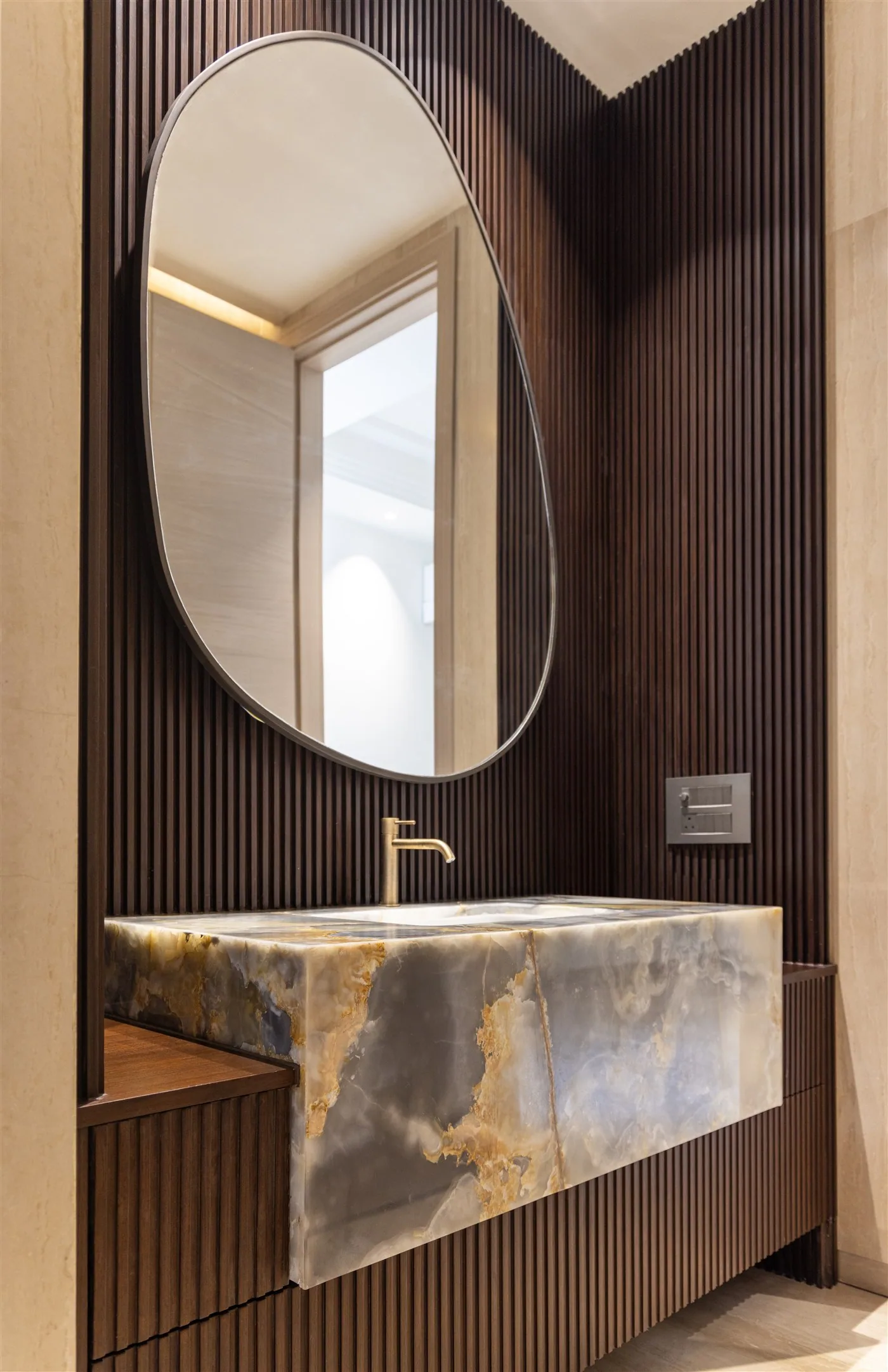 Onyx vanity with sculpted mirror — E-520, GK II