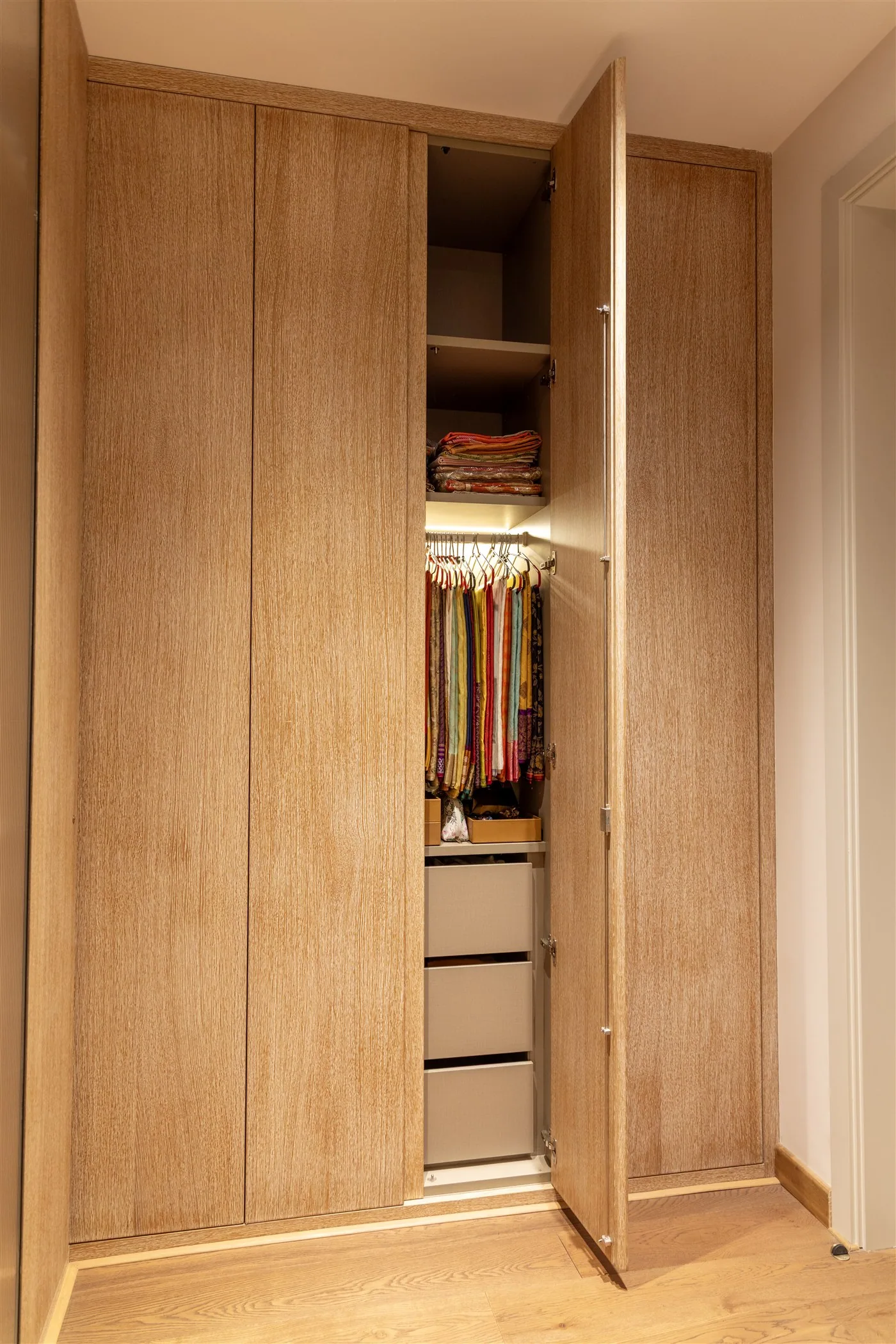 Oak wardrobe with internal drawers — Gulmohar Park